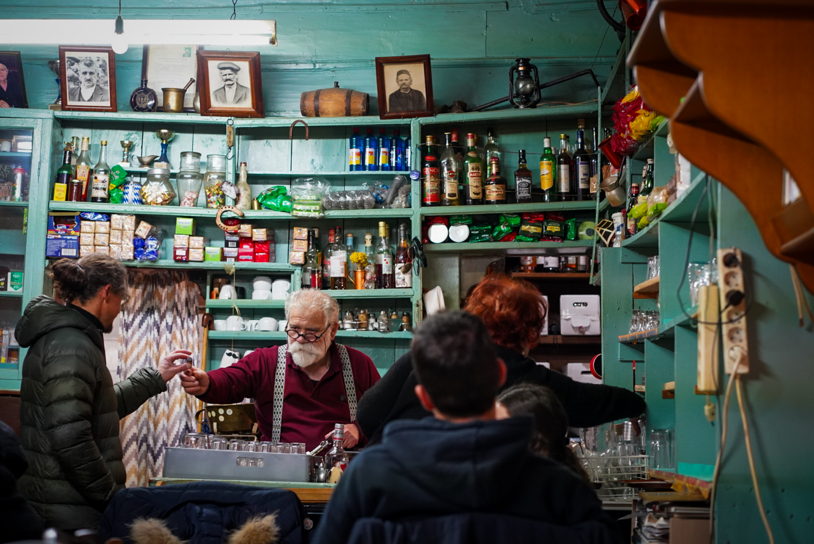 Repas au village, tzoumerka — vallée de matsouki, lors d’une itinérance à ski en Grèce.